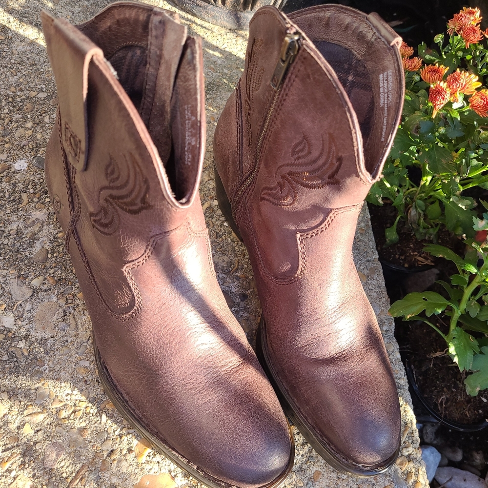 Born Riven Boots Ebony size 8.